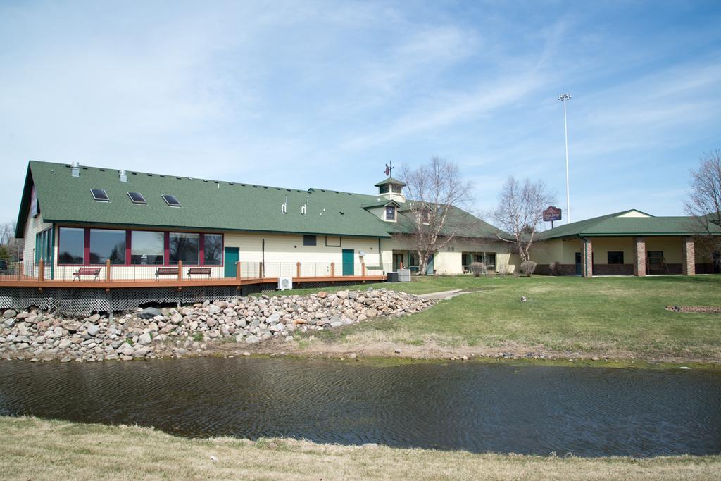 Hometown Inn And Suites Belle Plaine Exterior photo