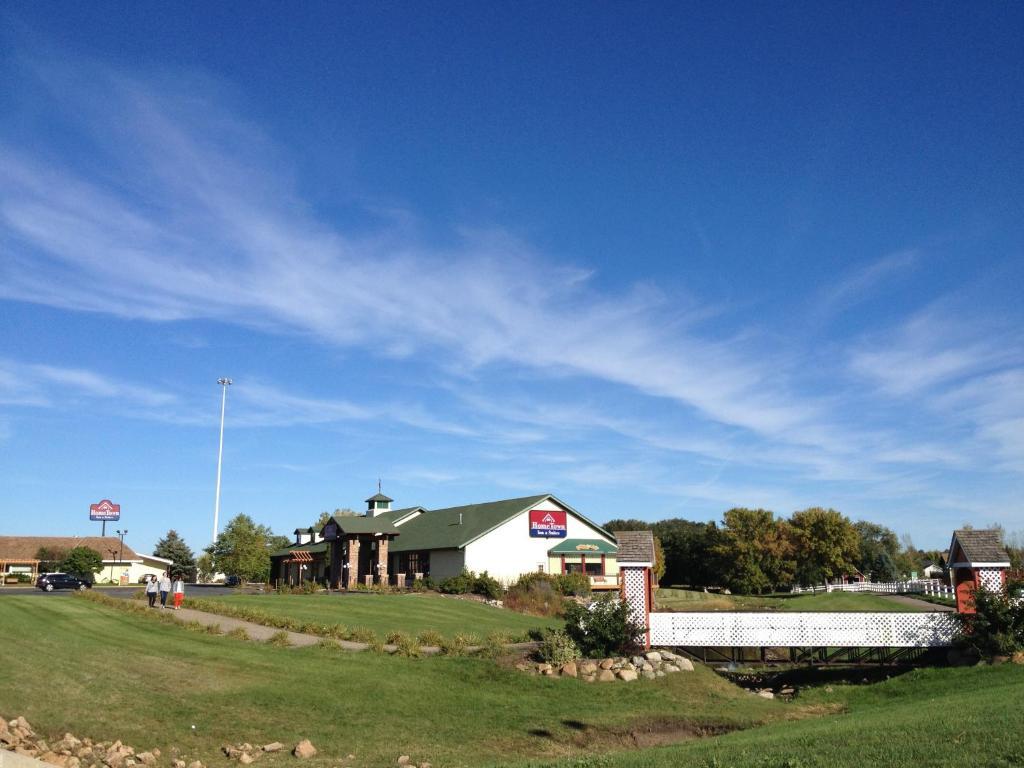 Hometown Inn And Suites Belle Plaine Exterior photo